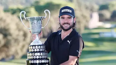 El golfista español Ángel Hidalgo posa este domingo con el trofeo, tras su victoria en el Abierto de España El golfista español Ángel Hidalgo posa este domingo con el trofeo, tras su victoria en el Abierto de España