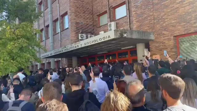 Protestas en Somosaguas tras suspenderse las oposiciones a informador de RTVE Protestas en Somosaguas tras suspenderse las oposiciones a informador de RTVE