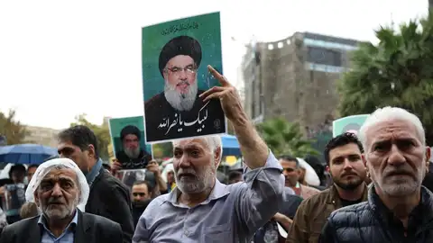 Manifestaciones en Teherán claman venganza por la muerte del líder de Hizbulá, Hasán Nasrala, en un bombardeo israelí sobre Beirut. La Guardia Revolucionaria iraní confirma la muerte de uno de sus generales en Beirut