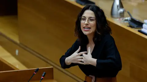 Imagen de archivo de Aitana Mas durante una intervención en las Cortes Valencianas. Imagen de archivo de Aitana Mas durante una intervención en las Cortes Valencianas.