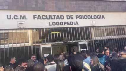 Miles de personas esperan noticias tras suspenderse las oposiciones en RTVE Miles de personas esperan noticias tras suspenderse las oposiciones en RTVE