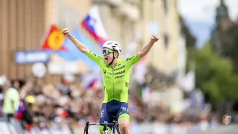 Tadej Pogacar de Eslovenia celebra su victoria en la carrera de ruta de élite masculina en el Campeonato Mundial de Ciclismo en Ruta y Paraciclismo en Ruta UCI 2024 en Zúrich Tadej Pogacar de Eslovenia celebra su victoria en la carrera de ruta de élite masculina en el Campeonato Mundial de Ciclismo en Ruta y Paraciclismo en Ruta UCI 2024 en Zúrich