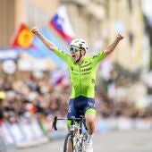 Tadej Pogacar de Eslovenia celebra su victoria en la carrera de ruta de élite masculina en el Campeonato Mundial de Ciclismo en Ruta y Paraciclismo en Ruta UCI 2024 en Zúrich