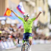 Tadej Pogacar de Eslovenia celebra su victoria en la carrera de ruta de élite masculina en el Campeonato Mundial de Ciclismo en Ruta y Paraciclismo en Ruta UCI 2024 en Zúrich Tadej Pogacar de Eslovenia celebra su victoria en la carrera de ruta de élite masculina en el Campeonato Mundial de Ciclismo en Ruta y Paraciclismo en Ruta UCI 2024 en Zúrich