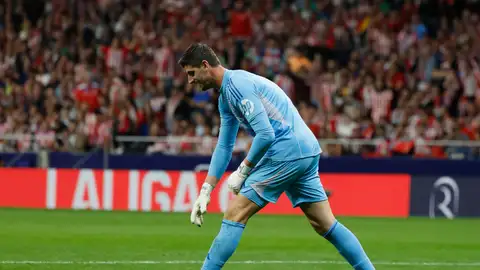 El portero del Real Madrid Thibaut Courtois retira un objeto lanzado desde la grada El portero del Real Madrid Thibaut Courtois retira un objeto lanzado desde la grada