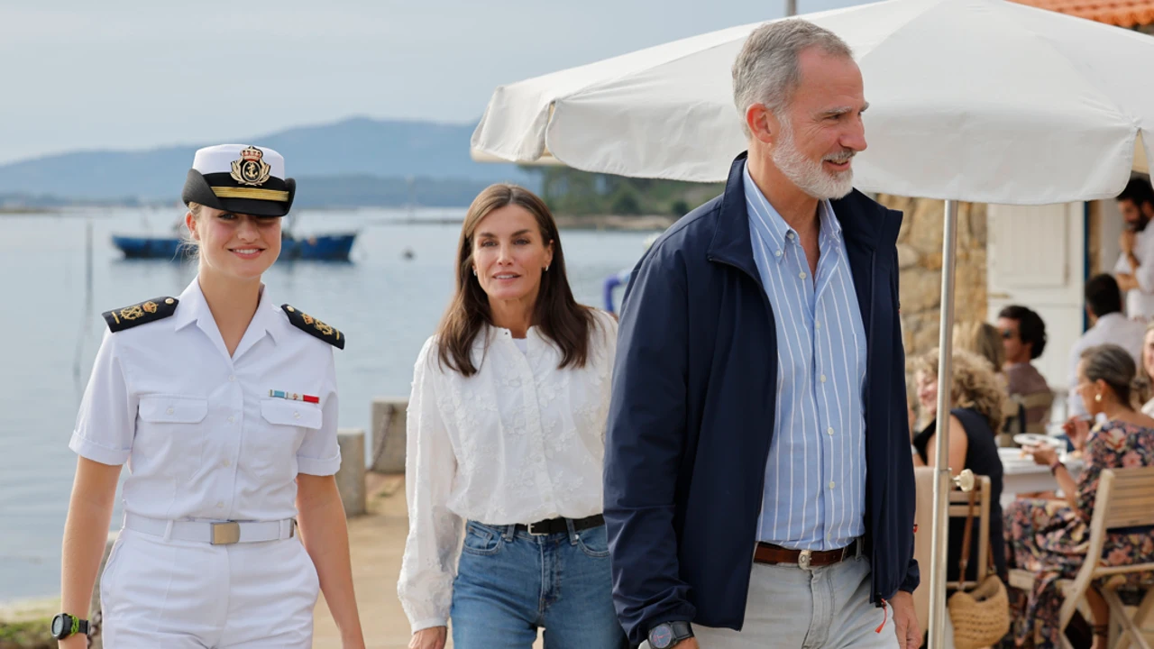 Los reyes Felipe VI y Letizia posan acompañados de la princesa Leonor durante un almuerzo familiar este sábado en un restaurante de la Villagarcía de Arousa (Pontevedra).