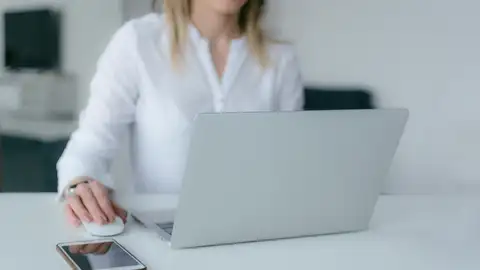 Imagen de archivo de una mujer trabajando en un ordenador Imagen de archivo de una mujer trabajando en un ordenador