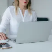 Imagen de archivo de una mujer trabajando en un ordenador Imagen de archivo de una mujer trabajando en un ordenador