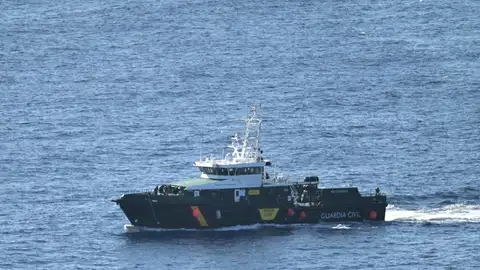 Varias embarcaciones realizan la búsqueda de los cuerpos del cayuco que volcó en la costa cercana al Roque de La Bonanza, en la zona de Las Playas, en el municipio de Valverde Varias embarcaciones realizan la búsqueda de los cuerpos del cayuco que volcó en la costa cercana al Roque de La Bonanza, en la zona de Las Playas, en el municipio de Valverde