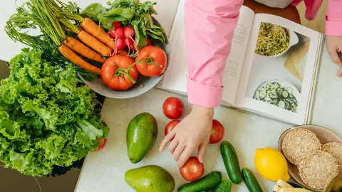 Una mesa llena de verduras Este es el plato que más se consume en España y no, no es ni la pizza ni la pasta