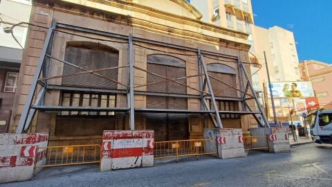 Fachada apuntalada del edificio Riegos El Progreso de Elche. 