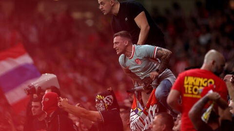 Aficionados ultras del Atl&eacute;tico de Madrid durante el derbi contra el Real Madrid del 29 de septiembre de 2024