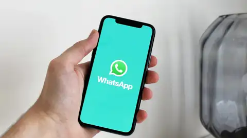 Imagen de archivo de un teléfono móvil con WhatsApp. Imagen de archivo de un teléfono móvil con WhatsApp.