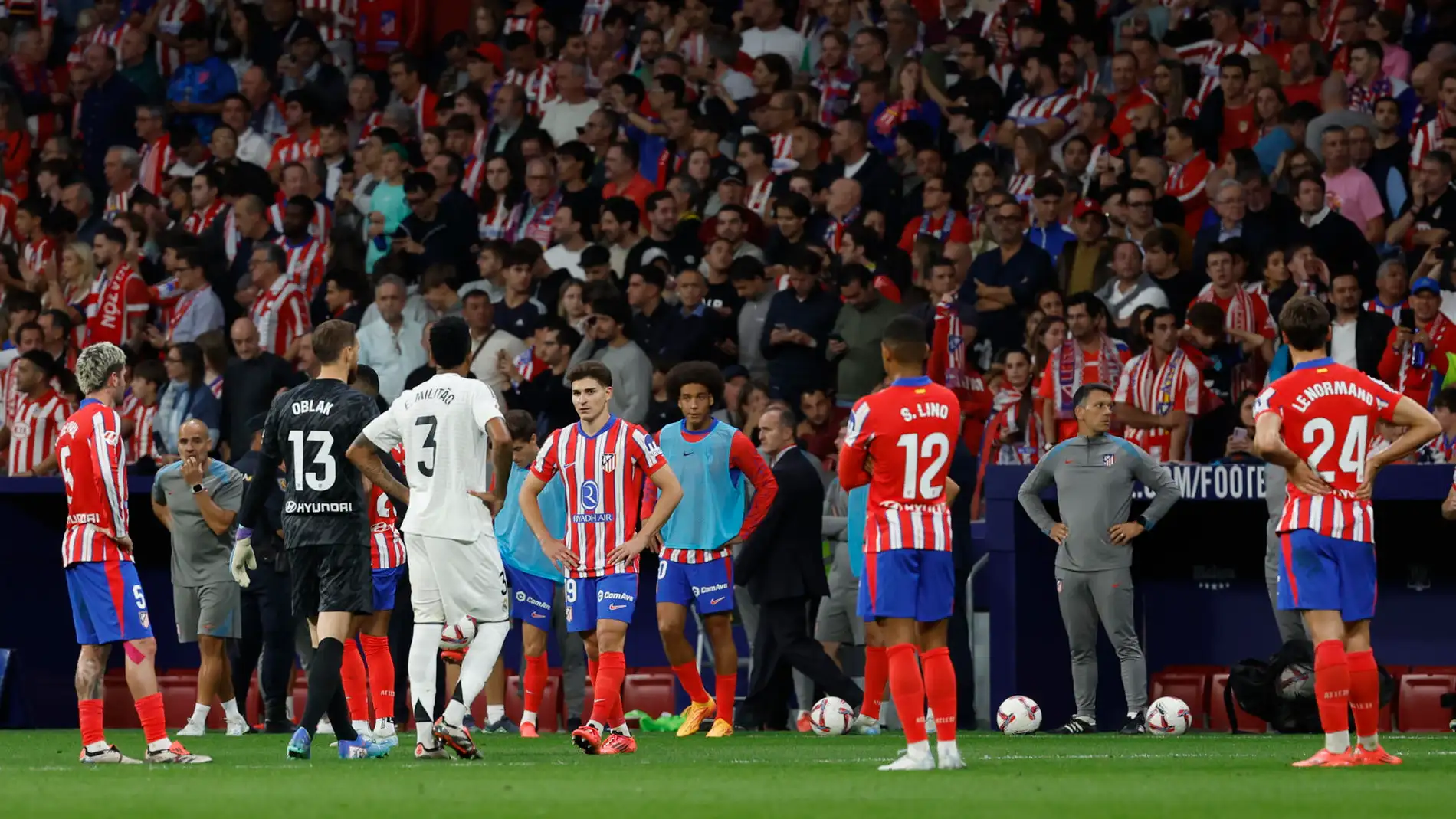 Jugadores del Atlético y del Real Madrid durante el parón en el partido de la LaLiga Jugadores del Atlético y del Real Madrid durante el parón en el partido de la LaLiga