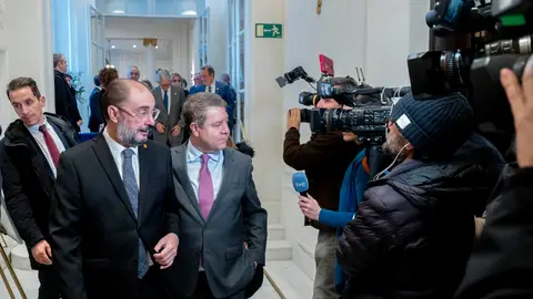 Javier Lambán (izq.) y Emiliano García-Page (dcha.) ante los medios en junio de 2023 Javier Lambán (izq.) y Emiliano García-Page (dcha.) ante los medios en junio de 2023