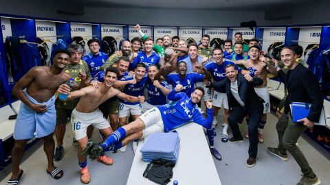 30-9 Celebraci&oacute;n del triunfo ante el &Eacute;ibar en el vestuario del Oviedo