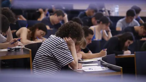 Imagen de archivo de un grupo de alumnos realizando los exámenes de selectividad Imagen de archivo de un grupo de alumnos realizando los exámenes de selectividad