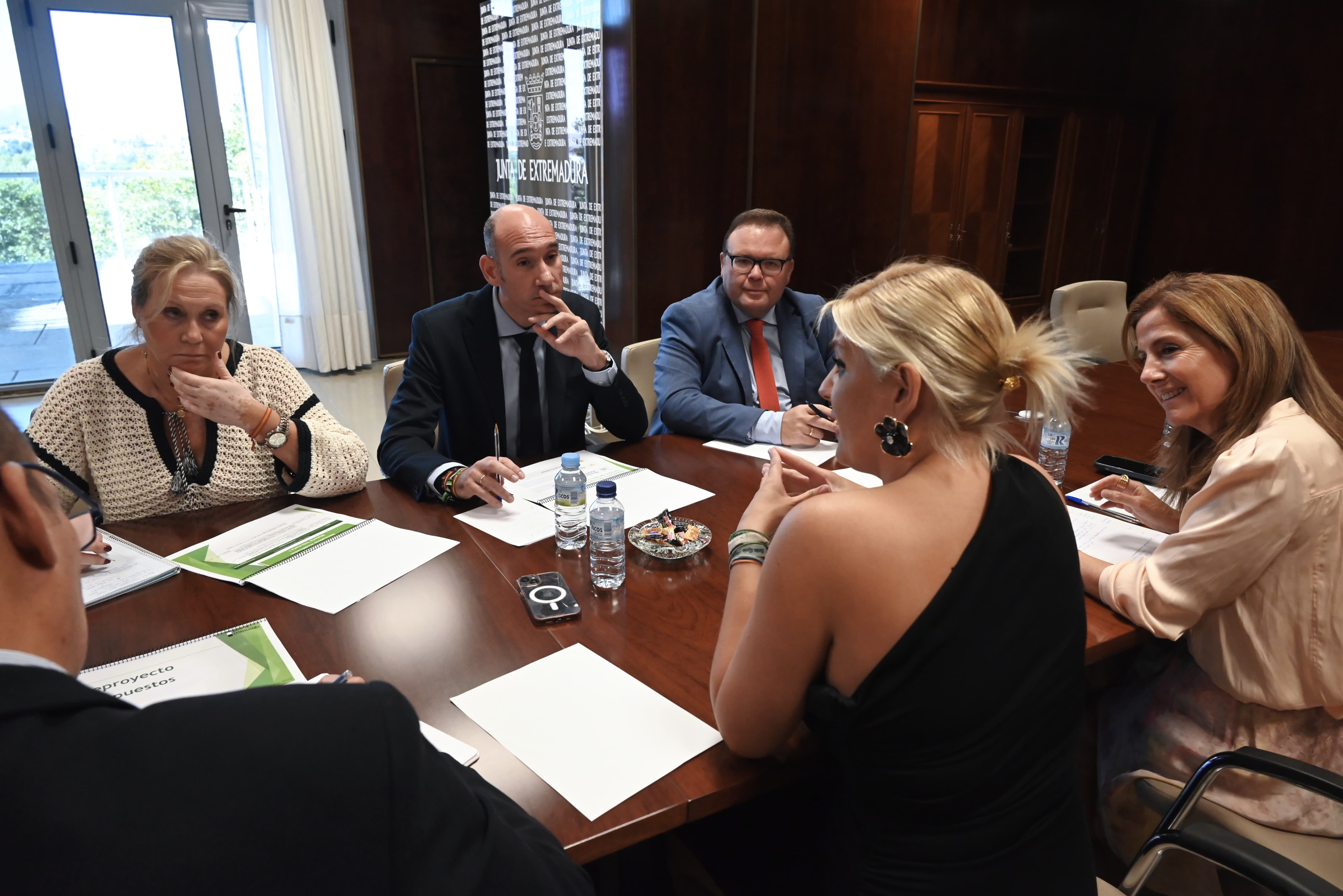 La Junta retoma este lunes las reuniones para poder alcanzar mayorías de cara a los Presupuestos extremeños del 2025 La Junta retoma este lunes las reuniones para poder alcanzar mayorías de cara a los Presupuestos extremeños del 2025