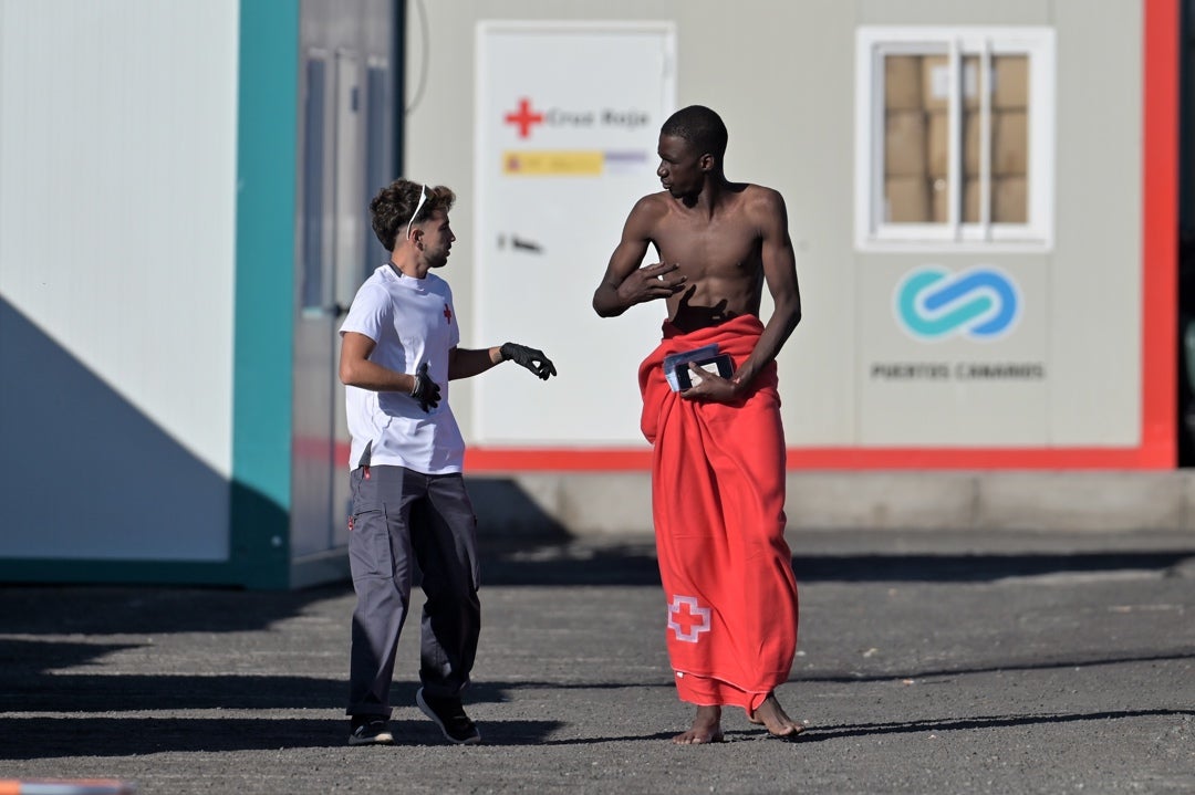 Llegan dos cayucos a El Hierro con 112 migrantes Llegan dos cayucos a El Hierro con 112 migrantes