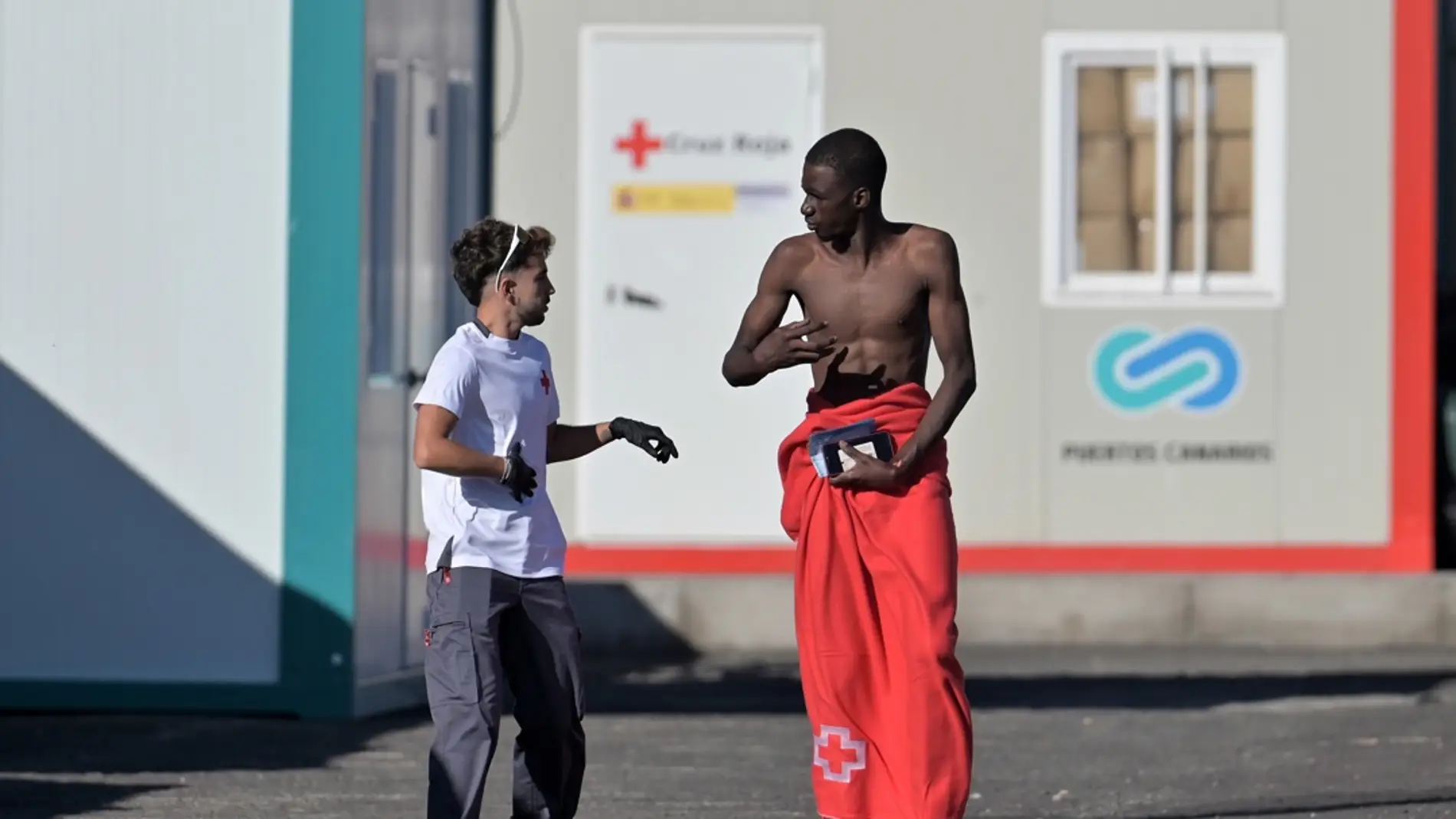 Dos cayucos con un total de 112 personas han llegado este lunes por la mañana al puerto de La Restinga, en El Hierro, uno con 77 ocupantes y otro con 35. Dos cayucos con un total de 112 personas han llegado este lunes por la mañana al puerto de La Restinga, en El Hierro, uno con 77 ocupantes y otro con 35.