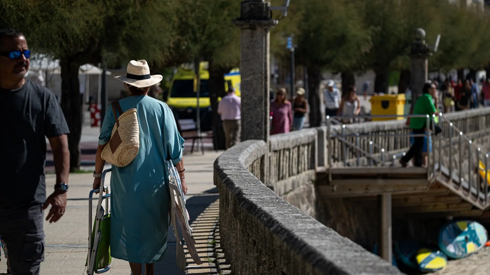 Una mujer se dirige a la playa Silgar, en Sanxenxo, Pontevedra, Galicia (España). Una mujer se dirige a la playa Silgar, en Sanxenxo, Pontevedra, Galicia (España).