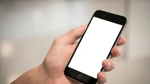 Imagen de archivo de una persona utilizando un teléfono móvil. Imagen de archivo de una persona utilizando un teléfono móvil.