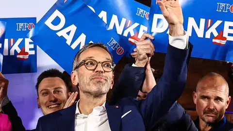 El líder del FPÖ, Herbert Kickl, saluda a los presentes tras conocer su victoria en las elecciones de Austria. El líder del FPÖ, Herbert Kickl, saluda a los presentes tras conocer su victoria en las elecciones de Austria.