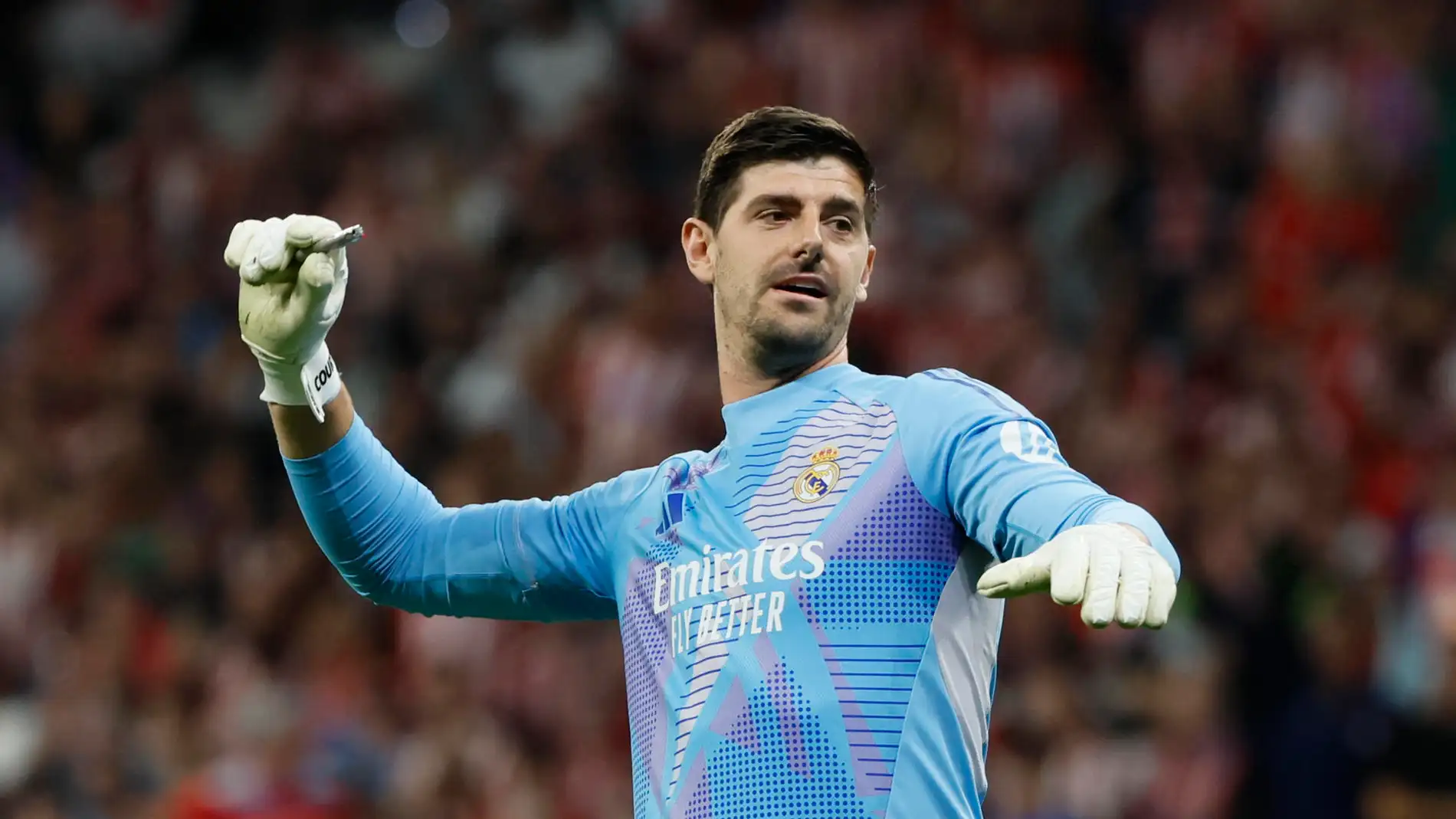 El portero del Real Madrid Thibaut Courtois retira un objeto lanzado desde la grada, durante el derbi. El portero del Real Madrid Thibaut Courtois retira un objeto lanzado desde la grada, durante el derbi.