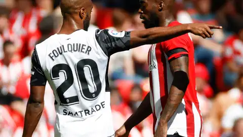 El delantero del Athletic Club Iñaki Williams, y el defensa del Valencia Dimitri Foulquier en el estadio de San Mamés en Bilbao El delantero del Athletic Club Iñaki Williams, y el defensa del Valencia Dimitri Foulquier en el estadio de San Mamés en Bilbao