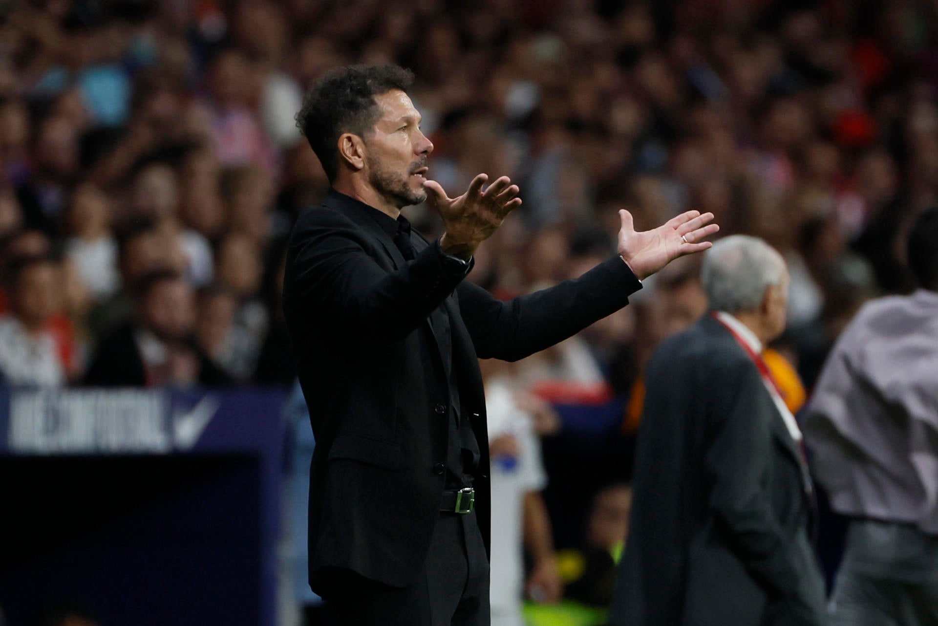 Simeone: "Hay que sancionar a los que tiraron objetos y a los que provocan" Simeone: "Hay que sancionar a los que tiraron objetos y a los que provocan"