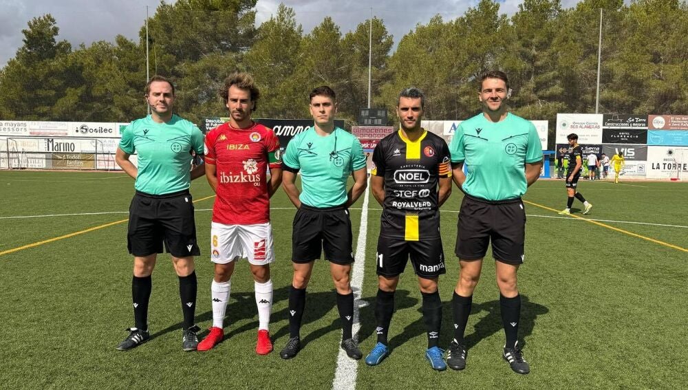 El capitán de la SD Ibiza Jaume Villar junto al del Olot Pedro