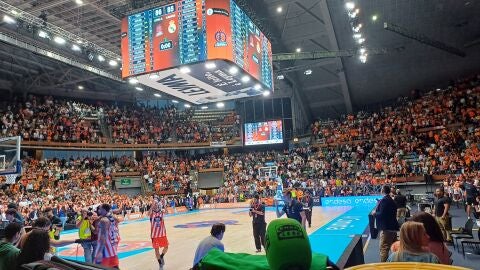 Fiesta en el Coliseum por la victoria del Leyma Basquet Coru&ntilde;a ante el Real Madrid