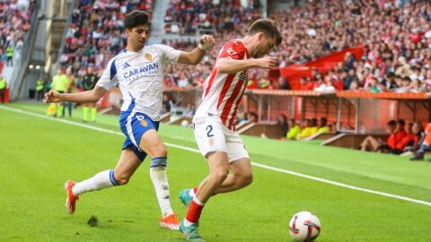 Rosas pugna por un bal&oacute;n con Clemente