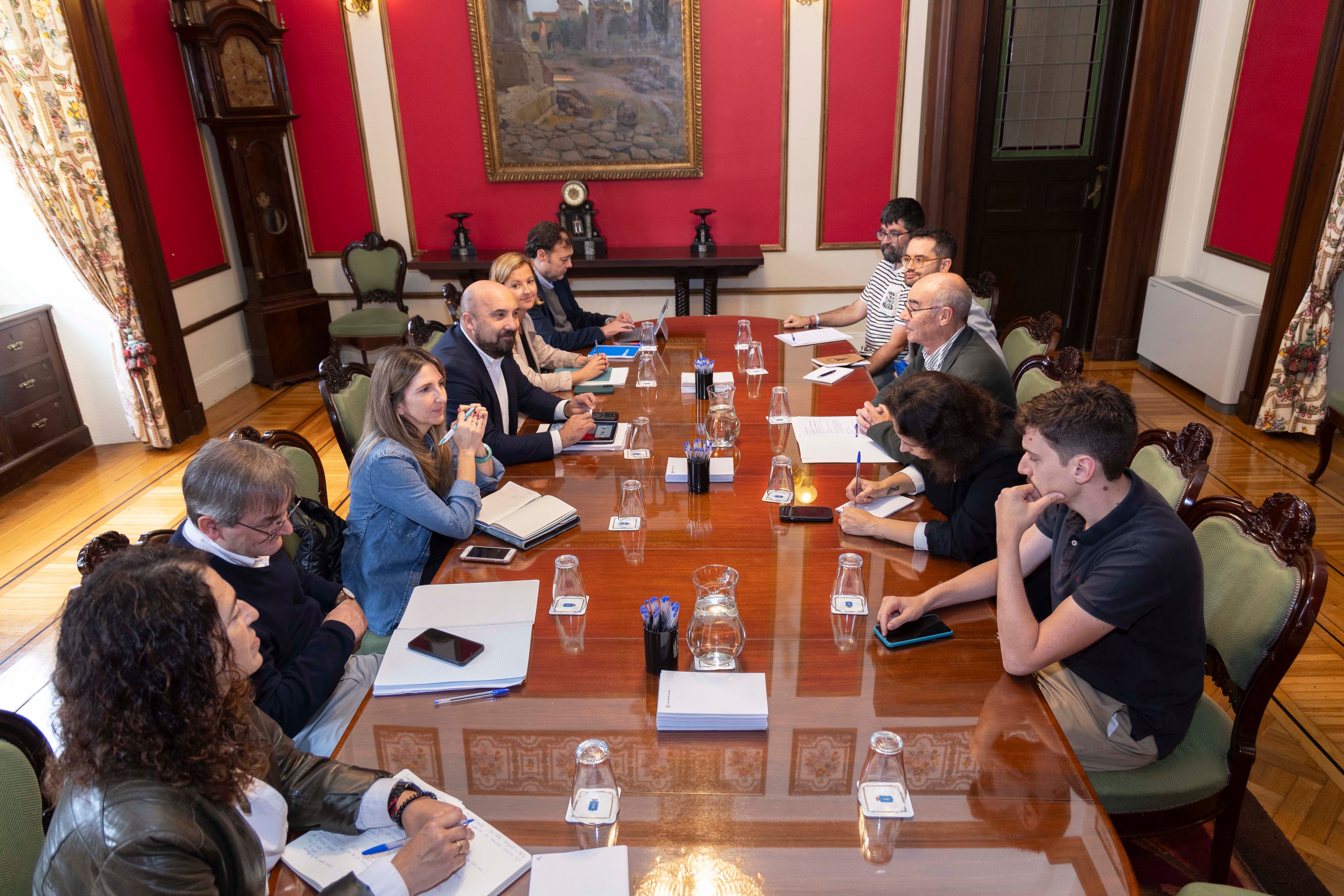 PSOE y BNG se reúnen para abordar los presupuestos de 2025 PSOE y BNG se reúnen para abordar los presupuestos de 2025