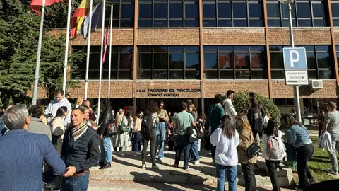 RTVE establece nuevas fechas para el examen de oposiciones de informador tras la suspensión por "filtración de preguntas" Aspirantes a personal fijo de RTVE en la categoría de informador esperan este domingo en el exterior de la Facultad de Ciencias Económicas de la Universidad Complutense de Madrid después de que el ente público haya decidido aplazar las oposiciones por "motivos de fuerza mayor".