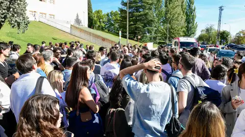 Aspirantes a las oposiciones de RTVE se concentran en el exterior de la Facultad de Ciencias Económicas de la Universidad Complutense de Madrid después de que el ente público haya decidido aplazar las pruebas. Aspirantes a las oposiciones de RTVE se concentran en el exterior de la Facultad de Ciencias Económicas de la Universidad Complutense de Madrid después de que el ente público haya decidido aplazar las pruebas.