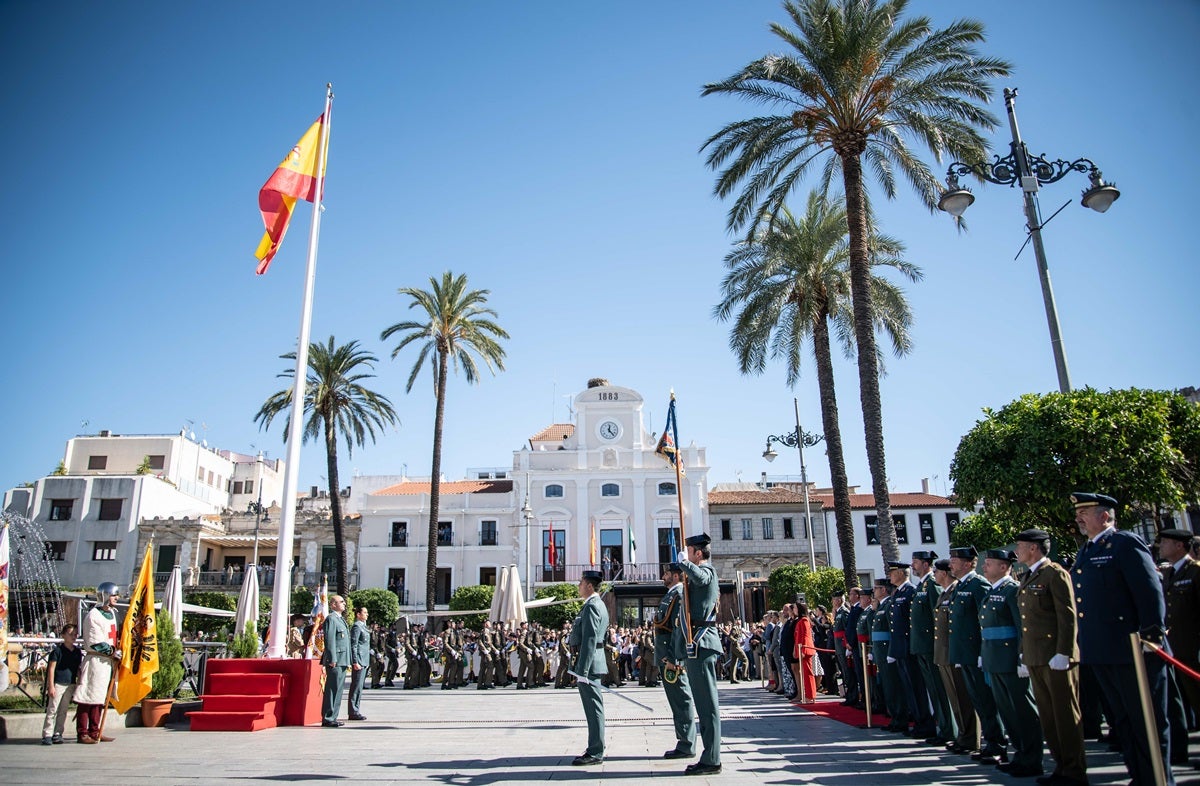 El Alcalde realiza el izado de la Bandera Nacional que da inicio a la Semana Institucional de la Guardia Civil en Mérida El Alcalde realiza el izado de la Bandera Nacional que da inicio a la Semana Institucional de la Guardia Civil en Mérida