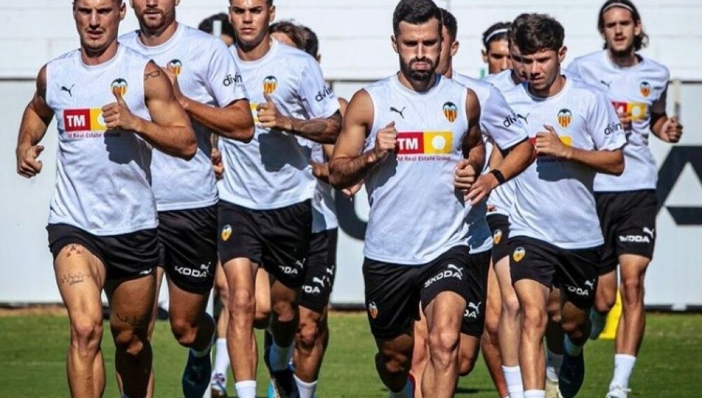 El capitán del Valencia Cf José Luis Gayá entrenando con el grupo