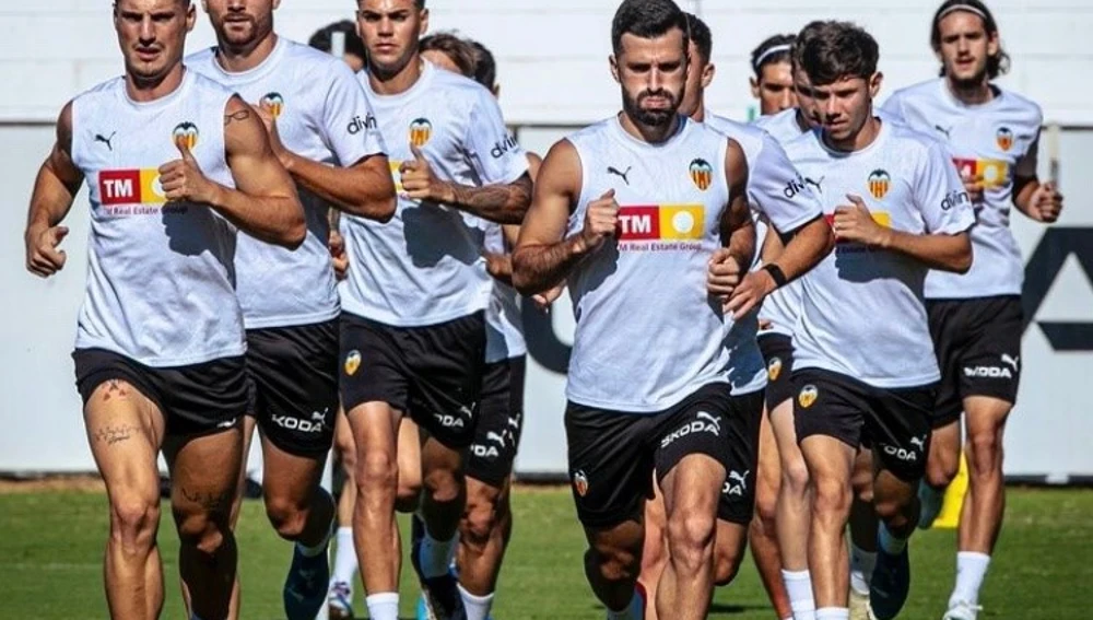 El capitán del Valencia Cf José Luis Gayá entrenando con el grupo El capitán del Valencia Cf José Luis Gayá entrenando con el grupo