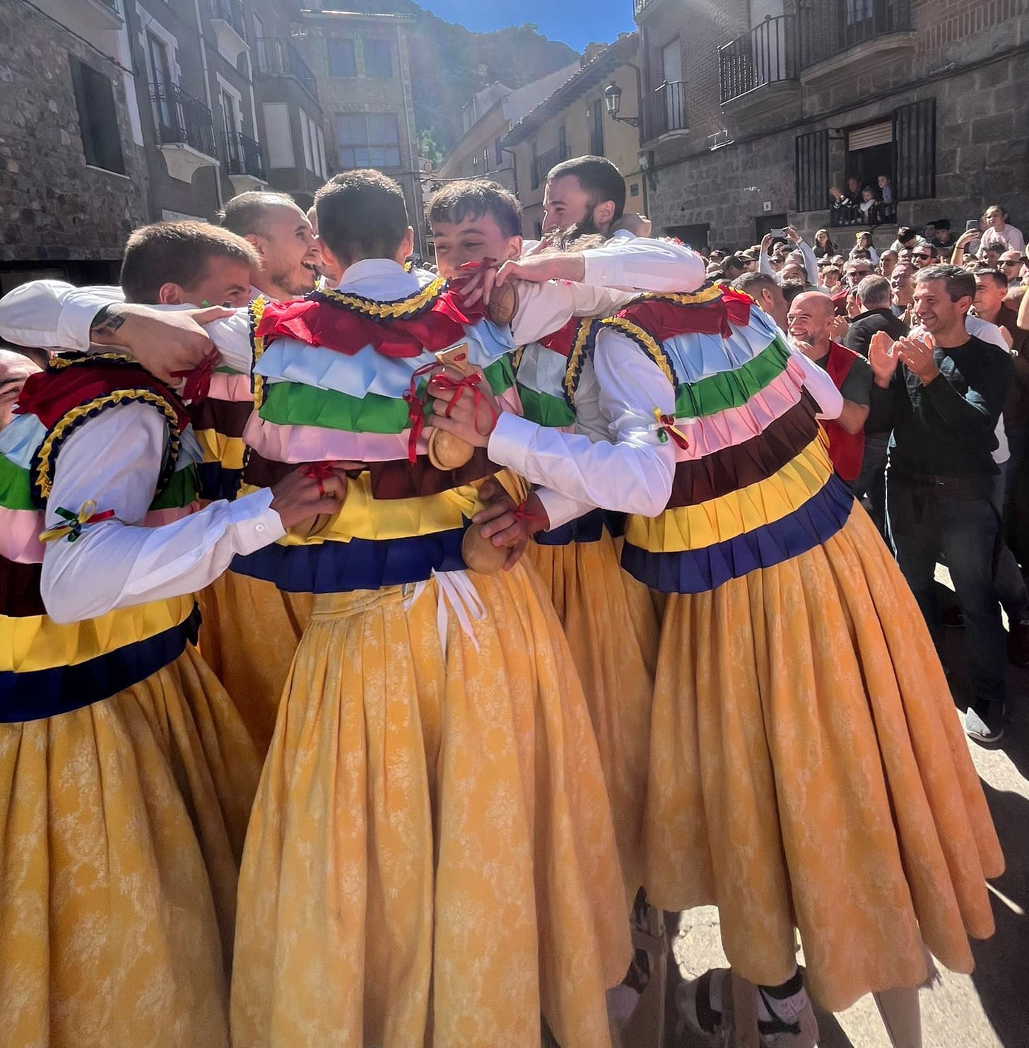 Anguiano despide Gracias "abrazando" a 3 futuros danzadores Anguiano despide Gracias "abrazando" a 3 futuros danzadores