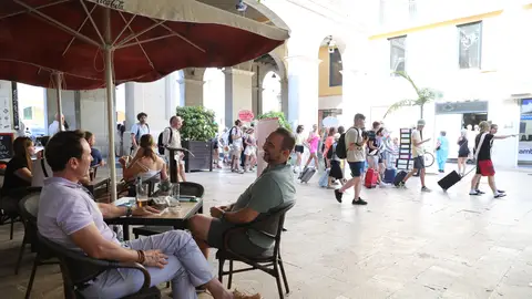 Gente sentada en una terraza disfrutando del buen tiempo Gente sentada en una terraza disfrutando del buen tiempo