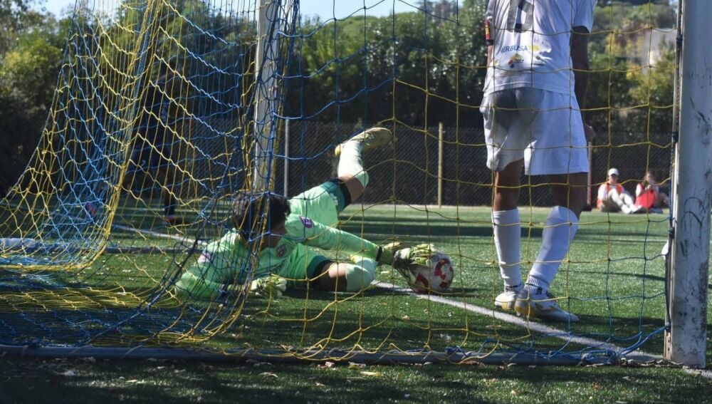 La imagen en la que se ve como el balón no entra en la portería de la Peña Deportiva