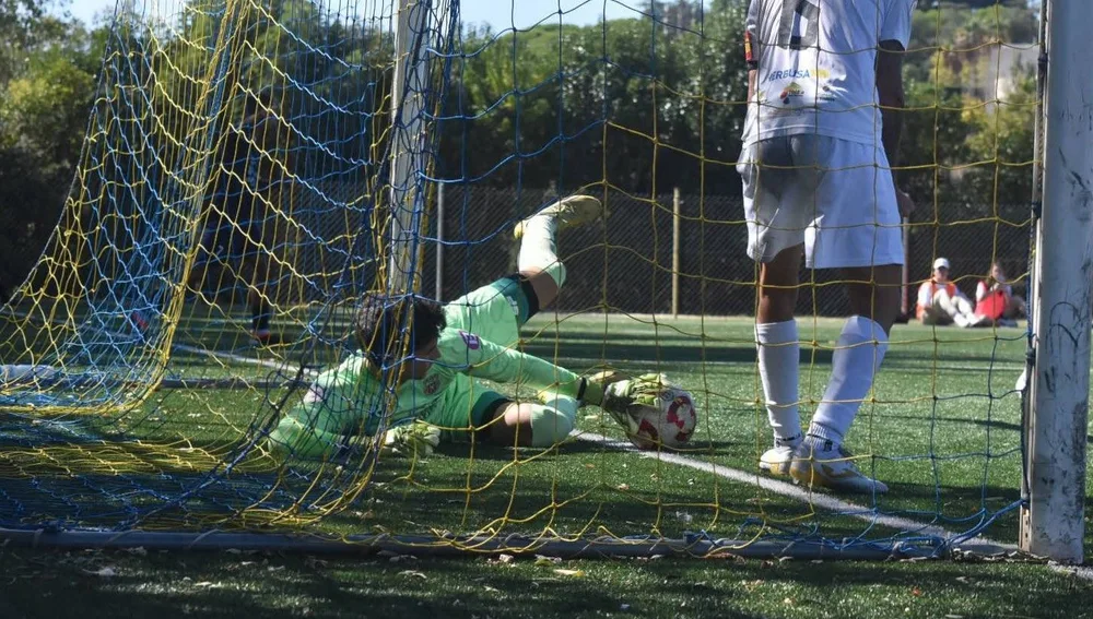 La imagen en la que se ve como el balón no entra en la portería de la Peña Deportiva La imagen en la que se ve como el balón no entra en la portería de la Peña Deportiva
