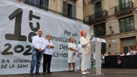 La periodista Rosa Maria Calaf ha estat l'encarregada de llegir el manifest