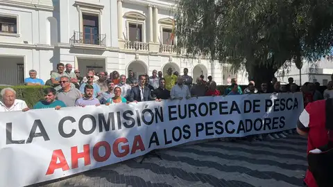 Los pescadores de Barbate y autoridades, en la concentración celebrada este sábado Los pescadores de Barbate y autoridades, en la concentración celebrada este sábado