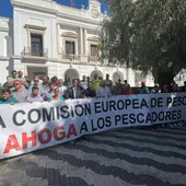 Los pescadores de Barbate y autoridades, en la concentración celebrada este sábado Los pescadores de Barbate y autoridades, en la concentración celebrada este sábado