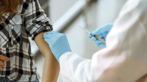 Vacunación. Empieza la campaña de vacunación de la gripe y el covid: calendario por comunidades