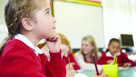 Niña estudiando en una escuela Niña estudiando en una escuela