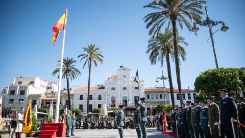 Izado bandera de Espa&ntilde;a en M&eacute;rida