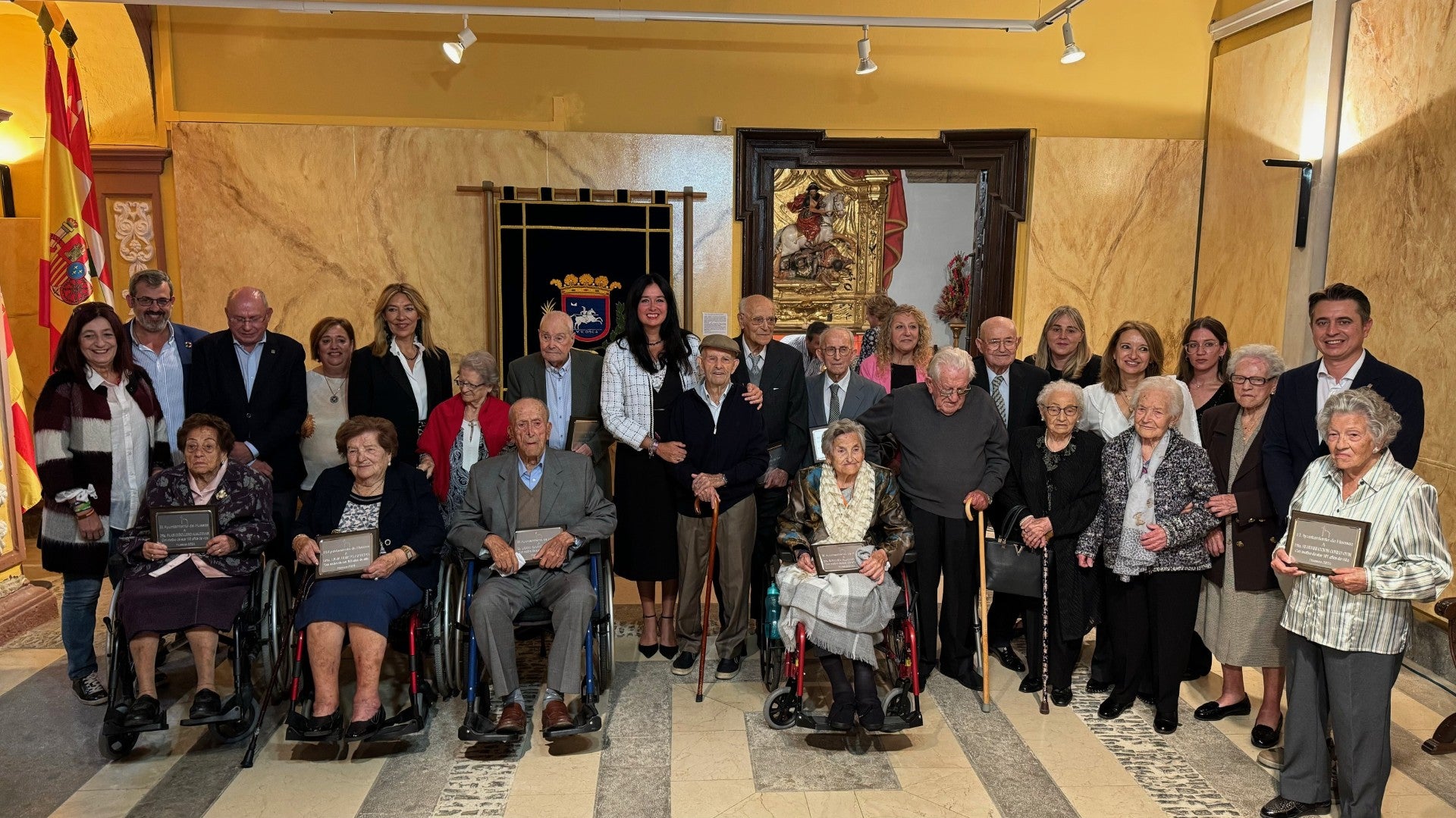 El Ayuntamiento de Huesca homenajea a los centenarios oscenses El Ayuntamiento de Huesca homenajea a los centenarios oscenses